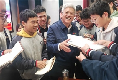 毛明院士回咸讲述“坦克人生”，勉励咸宁学子科技报国