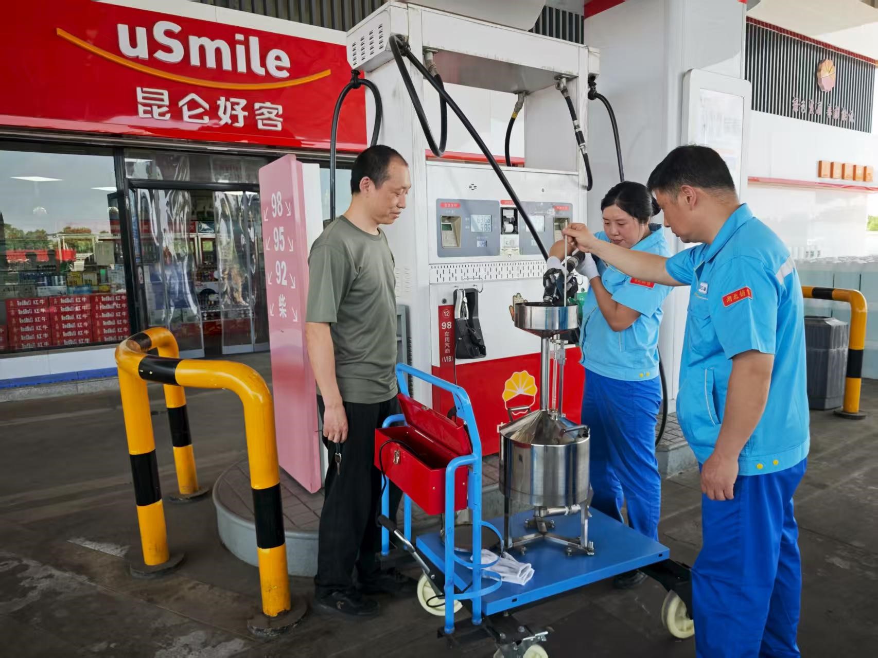 <strong>中国石油湖北销售公司严把油品计量关 升级服务保民生</strong>